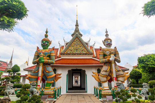 Wat Arun Ratchawararam Ratchawaramahawihan or Wat Arun buddhist temple of dawn . famous ancient grand palace in Bangkok Thailand , asian travel landmark . Tossakan and Sahassadeja ramakien yak , giant Stock Photo | Adobe Stock