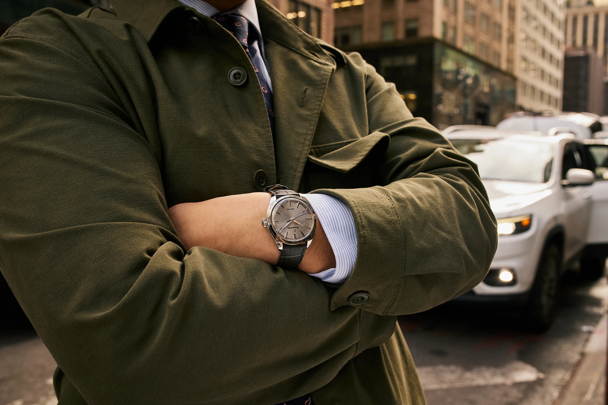 グランド セイコー SGY023 腕時計、スプリング ドライブ、手首にグレーの文字盤。